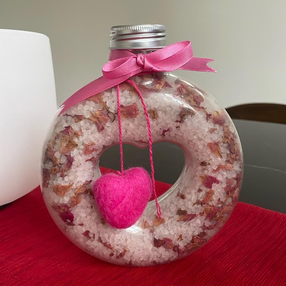 NEW Festive rose petal bath salts ❤️💗🌹🩷